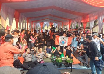 Nobar Persija Vs Persib di Polsek Pesanggrahan Pecah! Kompol Seala Bergembira Bersama Ratusan Jakmania