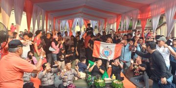 Nobar Persija Vs Persib di Polsek Pesanggrahan Pecah! Kompol Seala Bergembira Bersama Ratusan Jakmania