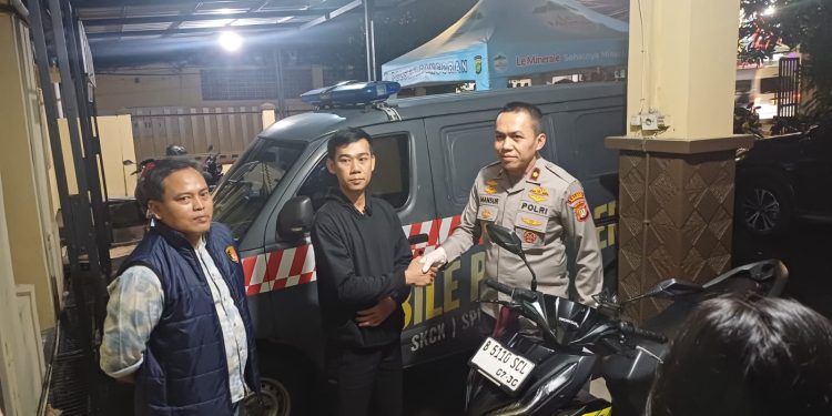 Dua Tukang Jahit Nyambi Jadi Curanmor Ditangkap, Kini Meringkuk di Sel Polsek Pancoran