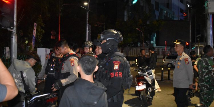 Gelar Razia Skala Besar, Polres Jaksel Amankan Pemuda Bawa Sajam hingga Obat-obatan Terlarang