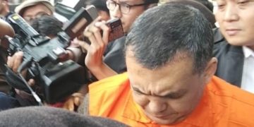 Wamen Imipas Silmy Karim dan 7 Tersangka Digelandang ke Mobil Tahanan