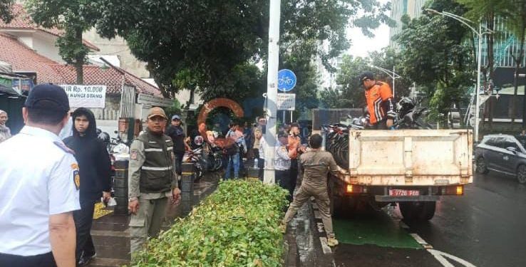 Gelar Razia, Sudinhub Jaksel Angkut dan Cabut Pentil Kendaraan Parkir Liar di Senopati-Gunawarman