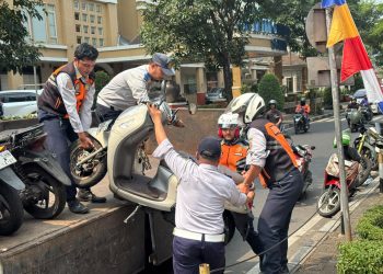 Buntut Parkir Liar, Belasan Motor di Depan Mal Dharmawangsa Jaksel Diangkut Petugas