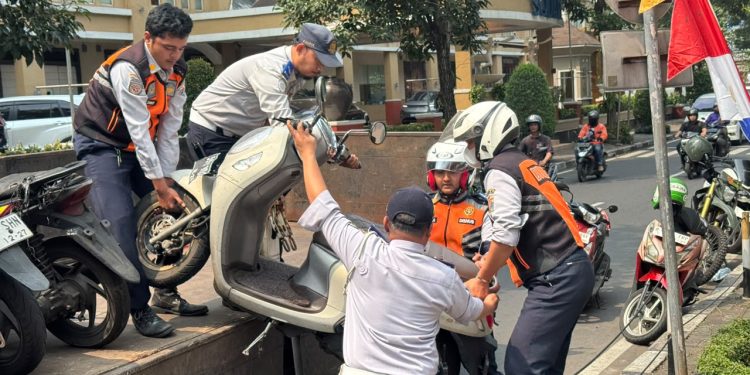 Buntut Parkir Liar, Belasan Motor di Depan Mal Dharmawangsa Jaksel Diangkut Petugas
