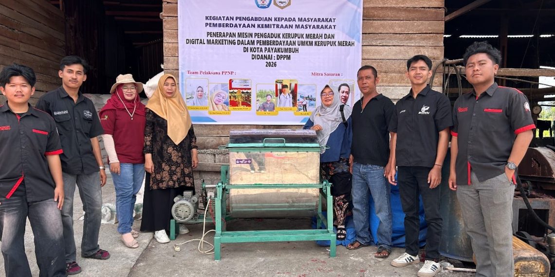 Dosen Politani Payakumbuh Hadirkan Mesin Pengaduk dan Digital Marketing, UMKM Kerupuk Merah Siap Naik Kelas
