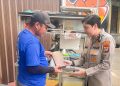Ringankan Beban Pedagang Martabak Korban Pencurian, Kapolsek Pesanggrahan Beri Tali Asih dan Borong Habis Dagangan