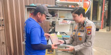 Ringankan Beban Pedagang Martabak Korban Pencurian, Kapolsek Pesanggrahan Beri Tali Asih dan Borong Habis Dagangan
