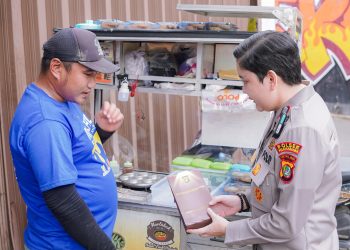Ringankan Beban Pedagang Martabak Korban Pencurian, Kapolsek Pesanggrahan Beri Tali Asih dan Borong Habis Dagangan