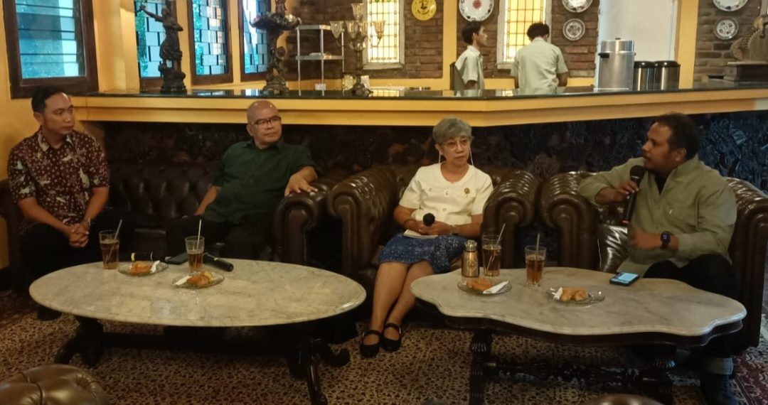 Komjak Ingatkan Jaksa Harus Profesional Usut Febrie meski Eks Jampidsus