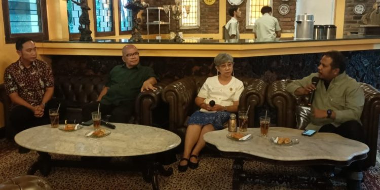 Komjak Ingatkan Jaksa Harus Profesional Usut Febrie meski Eks Jampidsus