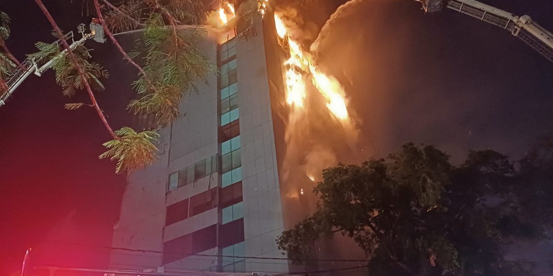 Kebakaran Hebat Landa Gedung Bapenda Jakarta, Api Berkobar Picu Puing-puing Berjatuhan