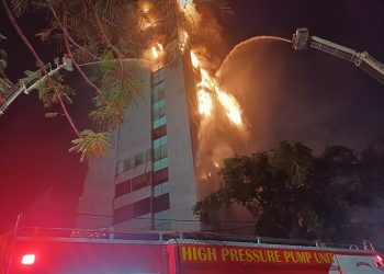 Kebakaran Hebat Landa Gedung Bapenda Jakarta, Api Berkobar Picu Puing-puing Berjatuhan