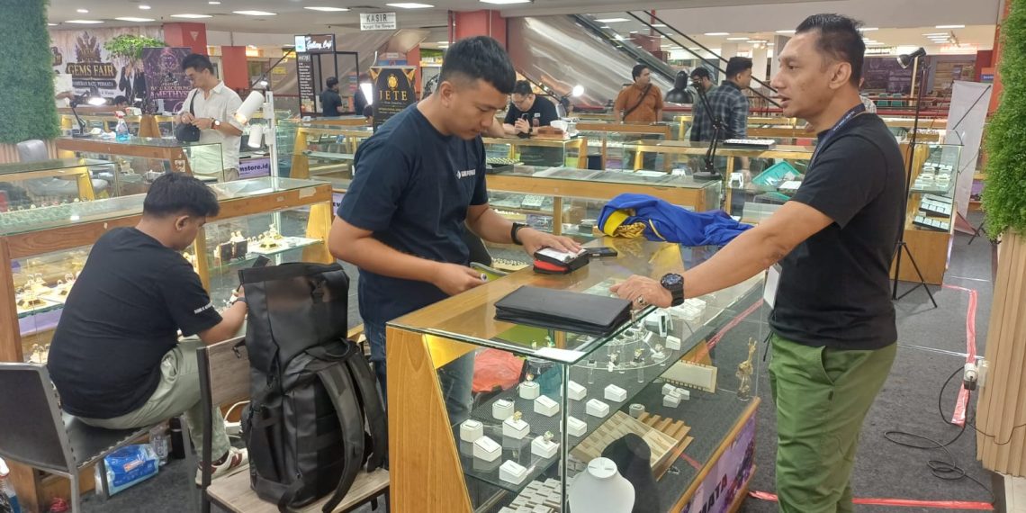 Kemeriahan Pameran Permata AKAMI di Pasar Pagi Mangga Dua, Safir hingga Hessonite Banyak Diminati