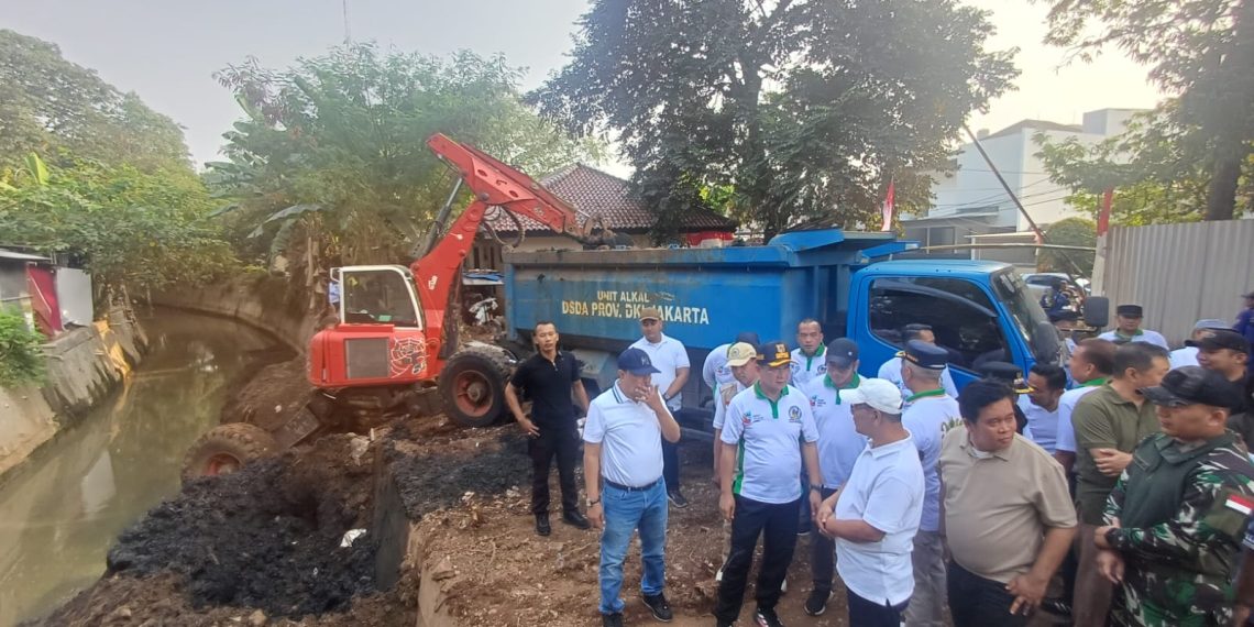 Pemkot Jaksel Kerja Bakti Antisipasi Banjir Musim Hujan, Terjunkan Ekskavator Amfibi-Spider Keruk Saluran Alfa Indah
