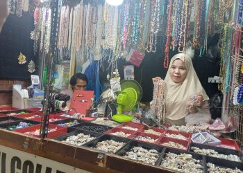 Cerita dari Pasar Rawa Bening: Nani Satini Raup Cuap Lewat Aksesori Mutiara, Jadi Favorit Ibu-ibu