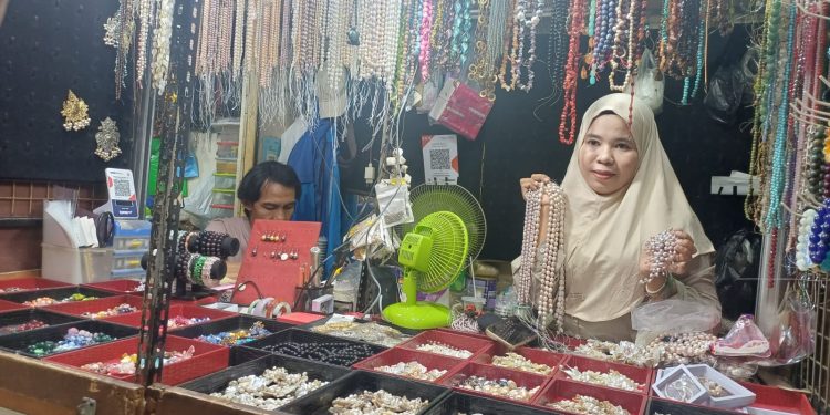 Cerita dari Pasar Rawa Bening: Nani Satini Raup Cuap Lewat Aksesori Mutiara, Jadi Favorit Ibu-ibu