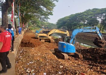 Geber Pencegahan Banjir, Pemkot Jaksel Keruk Kali Pesanggrahan Lewat Aksi ‘Merah Putihkan Jakarta’