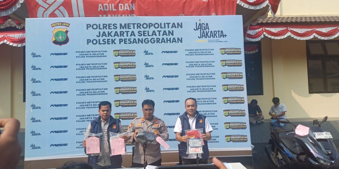 Oknum Ojol Foya-foya Beli iPhone 15 dari Hasil Menjambret IRT, Kini Meringkuk di Polsek Pesanggrahan
