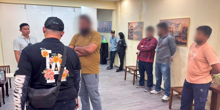 Sempat Berdalih Wisata, Imigrasi Jaksel Deportasi 5 Warga India Diduga Korban Perdagangan Manusia