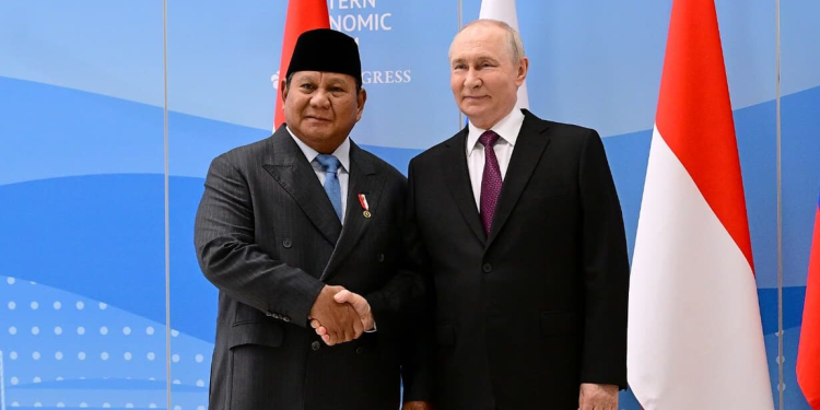 Bertemu di Vladivostok, Prabowo-Putin Saling Lempar Keramahan di Tengah Hubungan Strategis RI-Rusia