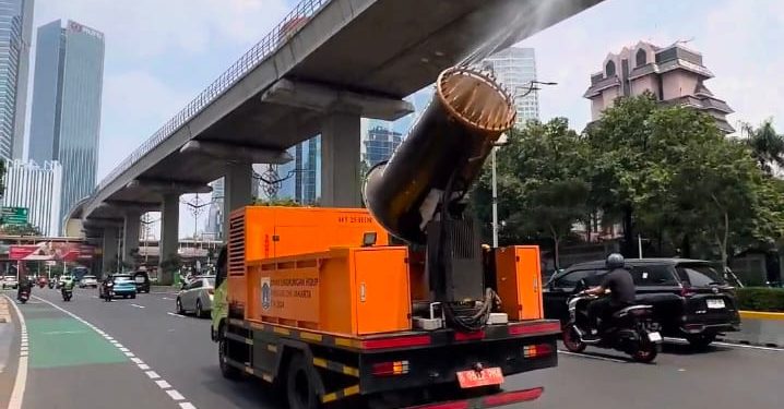 Imbas Kemarau Panjang, Water Mist Dikerahkan Semprotkan Ribuan Liter Air di Rasuna Said-Mampang