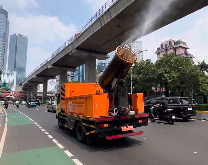 Imbas Kemarau Panjang, Water Mist Dikerahkan Semprotkan Ribuan Liter Air di Rasuna Said-Mampang