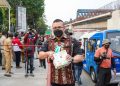 Mitigasi Abu Vulkanik Susulan, Anggota DPRD Kenneth Bagikan 100 Dus Masker Gratis di Latumenten
