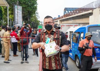 Mitigasi Abu Vulkanik Susulan, Anggota DPRD Kenneth Bagikan 100 Dus Masker Gratis di Latumenten
