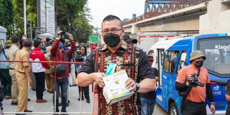 Mitigasi Abu Vulkanik Susulan, Anggota DPRD Kenneth Bagikan 100 Dus Masker Gratis di Latumenten