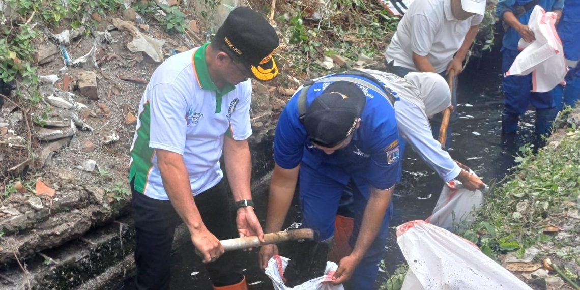 Kerja Bakti Serentak 65 Titik, Wali Kota Jaksel Angkat Cangkul Kuras Lumpur Selokan Mampang