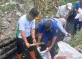 Kerja Bakti Serentak 65 Titik, Wali Kota Jaksel Angkat Cangkul Kuras Lumpur Selokan Mampang