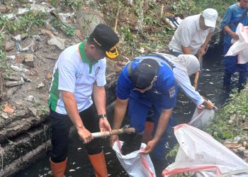 Kerja Bakti Serentak 65 Titik, Wali Kota Jaksel Angkat Cangkul Kuras Lumpur Selokan Mampang