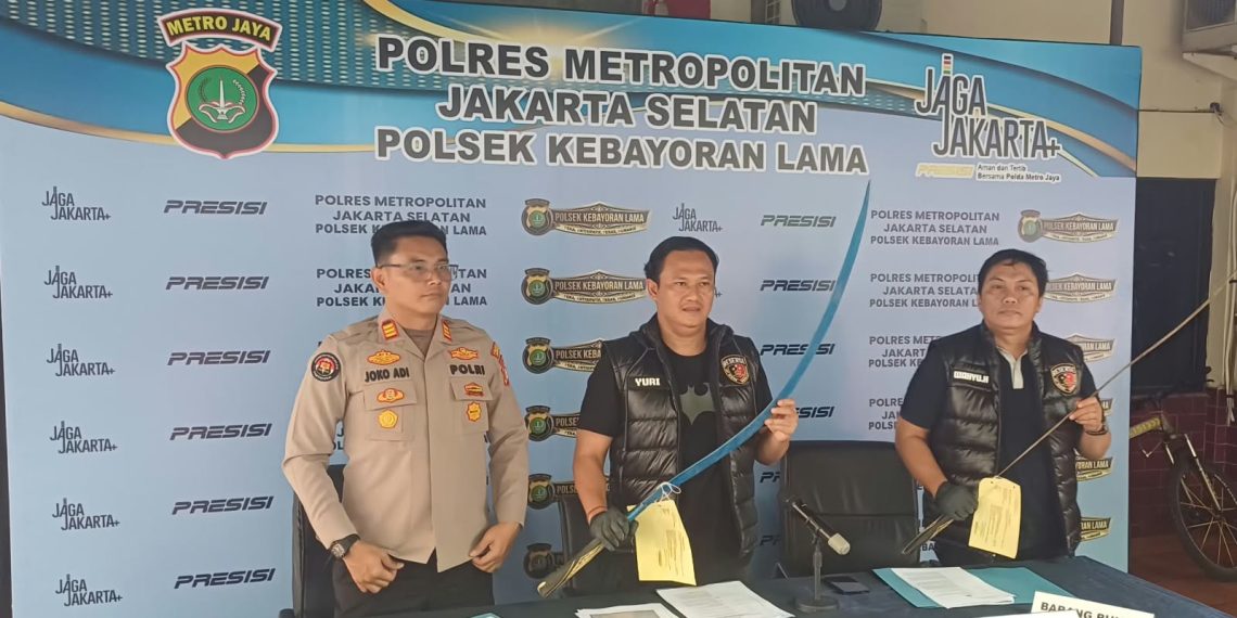 Dua Pemuda Bercelurit Niat Tawuran Dibekuk Polisi di TPU Tanah Kusir, Sempat Viral Dikira Begal!