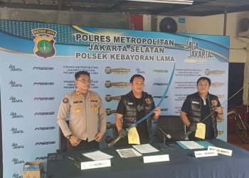 Dua Pemuda Bercelurit Niat Tawuran Dibekuk Polisi di TPU Tanah Kusir, Sempat Viral Dikira Begal!