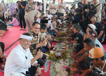 Santap Nasi Liwet, Tito dan Ara Ngariung Bareng Sopir Truk Genteng di Purwakarta