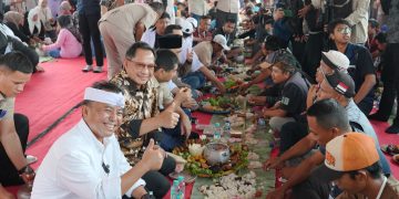 Santap Nasi Liwet, Tito dan Ara Ngariung Bareng Sopir Truk Genteng di Purwakarta